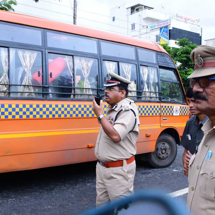 నగరంలో భారీ వర్షాల కారణంగా ముంపుకు గురైన ప్రాంతాల  ప్రజలను సురక్షిత ప్రాంతాలకు చేర్చే సహాయక చర్యలను క్షేత్రస్థాయిలో స్వయంగా పరిశీలిస్తున్న విజయవాడ నగర పోలీస్ కమిషనర్ శ్రీ ఎస్ . వి రాజశేఖర్ బాబు ఐ.పి.ఎస్ గారు – ది. 01-09-2024