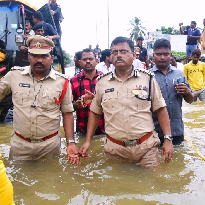ఎన్.టి.ఆర్.పోలీస్ కమీషనరేట్ పరిధిలోని సింగ్ నగర్, నున్న , ఇబ్రహీంపట్నం , భవానీపురం, చిట్టీనగర్ మరియు వై.ఎస్.ఆర్ కాలనీ ఏరియాలలోని  నీట మునిగిన ప్రాంతాల్లోకి స్వయంగా వెళ్లి క్షేత్రస్థాయిలో అధికారులకు సూచనలిస్తూ, పోలీస్ సిబ్బంది తో పాటు సహాయ చర్యలో పాల్గొన పోలీస్ కమీషనర్ శ్రీ ఎస్ . వి రాజశేఖర్ బాబు ఐ.పి.ఎస్ గారు – ది. 03-09-2024