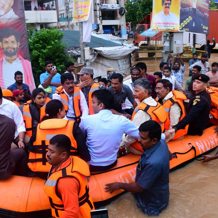 నగరంలో భారీ వర్షాల కారణంగా ముంపుకు గురైన ప్రాంతాల  ప్రజలను సురక్షిత ప్రాంతాలకు చేర్చే సహాయక చర్యలను క్షేత్రస్థాయిలో స్వయంగా పరిశీలిస్తున్న విజయవాడ నగర పోలీస్ కమిషనర్ శ్రీ ఎస్ . వి రాజశేఖర్ బాబు ఐ.పి.ఎస్ గారు – ది. 01-09-2024