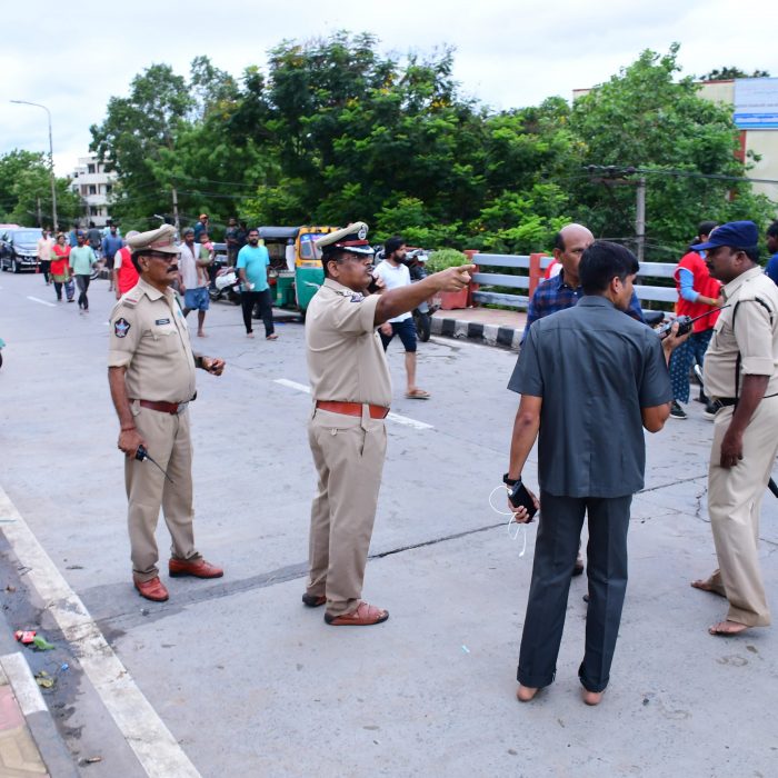 నగరంలో భారీ వర్షాల కారణంగా ముంపుకు గురైన ప్రాంతాల  ప్రజలను సురక్షిత ప్రాంతాలకు చేర్చే సహాయక చర్యలను క్షేత్రస్థాయిలో స్వయంగా పరిశీలిస్తున్న విజయవాడ నగర పోలీస్ కమిషనర్ శ్రీ ఎస్ . వి రాజశేఖర్ బాబు ఐ.పి.ఎస్ గారు – ది. 01-09-2024