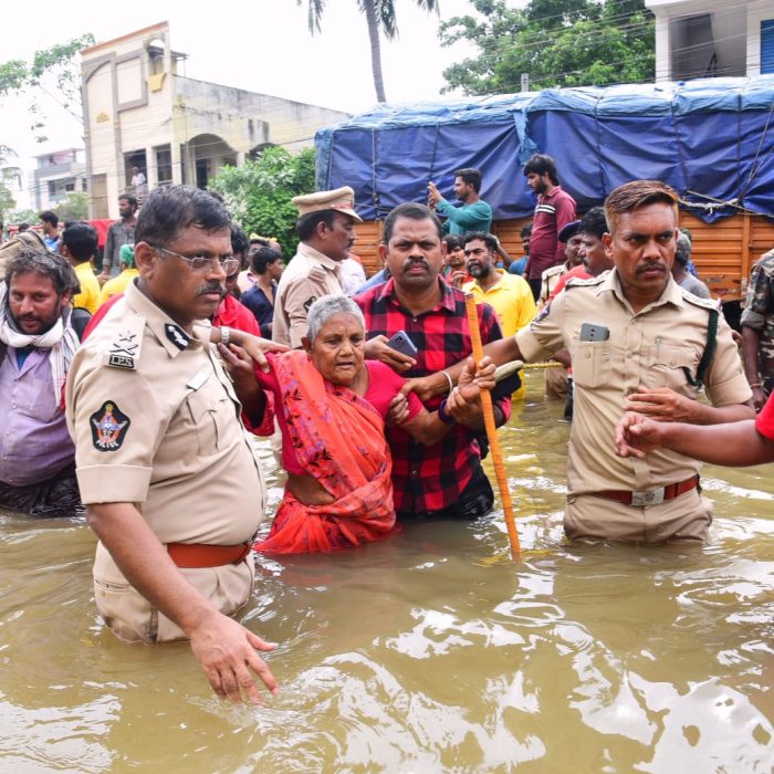 ఎన్.టి.ఆర్.పోలీస్ కమీషనరేట్ పరిధిలోని సింగ్ నగర్, నున్న , ఇబ్రహీంపట్నం , భవానీపురం, చిట్టీనగర్ మరియు వై.ఎస్.ఆర్ కాలనీ ఏరియాలలోని  నీట మునిగిన ప్రాంతాల్లోకి స్వయంగా వెళ్లి క్షేత్రస్థాయిలో అధికారులకు సూచనలిస్తూ, పోలీస్ సిబ్బంది తో పాటు సహాయ చర్యలో పాల్గొన పోలీస్ కమీషనర్ శ్రీ ఎస్ . వి రాజశేఖర్ బాబు ఐ.పి.ఎస్ గారు – ది. 03-09-2024