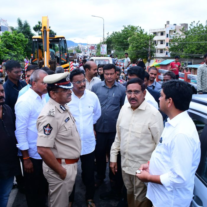 నగరంలో భారీ వర్షాల కారణంగా ముంపుకు గురైన ప్రాంతాల  ప్రజలను సురక్షిత ప్రాంతాలకు చేర్చే సహాయక చర్యలను క్షేత్రస్థాయిలో స్వయంగా పరిశీలిస్తున్న విజయవాడ నగర పోలీస్ కమిషనర్ శ్రీ ఎస్ . వి రాజశేఖర్ బాబు ఐ.పి.ఎస్ గారు – ది. 01-09-2024