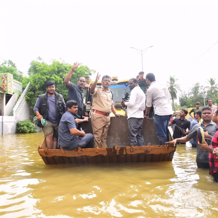 ఎన్.టి.ఆర్.పోలీస్ కమీషనరేట్ పరిధిలోని సింగ్ నగర్, నున్న , ఇబ్రహీంపట్నం , భవానీపురం, చిట్టీనగర్ మరియు వై.ఎస్.ఆర్ కాలనీ ఏరియాలలోని  నీట మునిగిన ప్రాంతాల్లోకి స్వయంగా వెళ్లి క్షేత్రస్థాయిలో అధికారులకు సూచనలిస్తూ, పోలీస్ సిబ్బంది తో పాటు సహాయ చర్యలో పాల్గొన పోలీస్ కమీషనర్ శ్రీ ఎస్ . వి రాజశేఖర్ బాబు ఐ.పి.ఎస్ గారు – ది. 03-09-2024