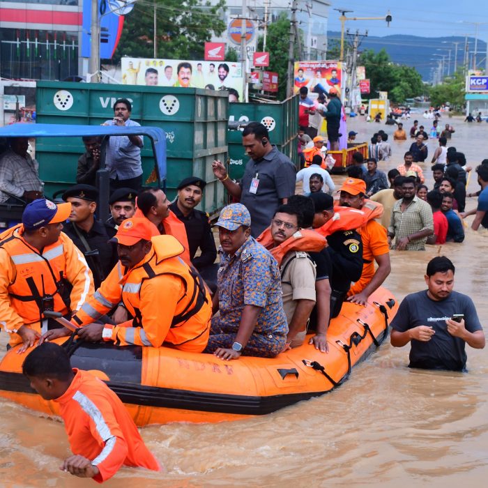 నగరంలో భారీ వర్షాల కారణంగా ముంపుకు గురైన ప్రాంతాల  ప్రజలను సురక్షిత ప్రాంతాలకు చేర్చే సహాయక చర్యలను క్షేత్రస్థాయిలో స్వయంగా పరిశీలిస్తున్న విజయవాడ నగర పోలీస్ కమిషనర్ శ్రీ ఎస్ . వి రాజశేఖర్ బాబు ఐ.పి.ఎస్ గారు – ది. 01-09-2024