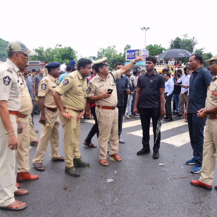 ఎన్.టి.ఆర్.పోలీస్ కమీషనరేట్ పరిధిలోని సింగ్ నగర్, నున్న , ఇబ్రహీంపట్నం , భవానీపురం, చిట్టీనగర్ మరియు వై.ఎస్.ఆర్ కాలనీ ఏరియాలలోని  నీట మునిగిన ప్రాంతాల్లోకి స్వయంగా వెళ్లి క్షేత్రస్థాయిలో అధికారులకు సూచనలిస్తూ, పోలీస్ సిబ్బంది తో పాటు సహాయ చర్యలో పాల్గొన పోలీస్ కమీషనర్ శ్రీ ఎస్ . వి రాజశేఖర్ బాబు ఐ.పి.ఎస్ గారు – ది. 03-09-2024