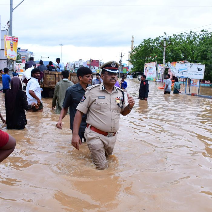 నగరంలో భారీ వర్షాల కారణంగా ముంపుకు గురైన ప్రాంతాల  ప్రజలను సురక్షిత ప్రాంతాలకు చేర్చే సహాయక చర్యలను క్షేత్రస్థాయిలో స్వయంగా పరిశీలిస్తున్న విజయవాడ నగర పోలీస్ కమిషనర్ శ్రీ ఎస్ . వి రాజశేఖర్ బాబు ఐ.పి.ఎస్ గారు – ది. 01-09-2024