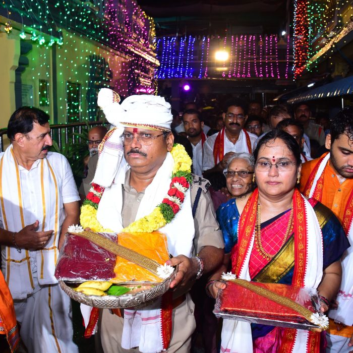 దసరా ఉత్సవాల సందర్భంగా ఆనవాయితీ ప్రకారం అమ్మవారికి పట్టు వస్త్రాలు సమర్పించిన నగర పోలీస్ కమీషనర్ శ్రీ ఎస్.వి. రాజ శేఖర బాబు ఐ.పి.ఎస్. గారి దంపతులు - ది.02.10.2024