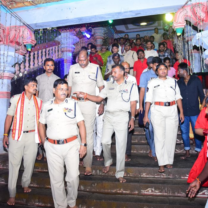 దసరా శరన్నవరాత్రి మహోత్సవాలను స్వయంగా పర్యవేక్షిస్తున్న లా & అర్డర్ ఐ.జి. శ్రీ సి.హెచ్. శ్రీకాంత్ ఐ.పి.ఎస్.గారు, నగర పోలీస్ కమీషనర్ శ్రీ ఎస్.వి. రాజ శేఖర బాబు ఐ.పి.ఎస్, మరియు జిల్లా కలెక్టర్ శ్రీమతి సృజన ఐ.ఏ.ఎస్ గార్లు - ది.07.10.2024