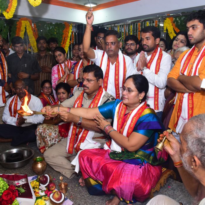 దసరా ఉత్సవాల సందర్భంగా ఆనవాయితీ ప్రకారం అమ్మవారికి పట్టు వస్త్రాలు సమర్పించిన నగర పోలీస్ కమీషనర్ శ్రీ ఎస్.వి. రాజ శేఖర బాబు ఐ.పి.ఎస్. గారి దంపతులు - ది.02.10.2024