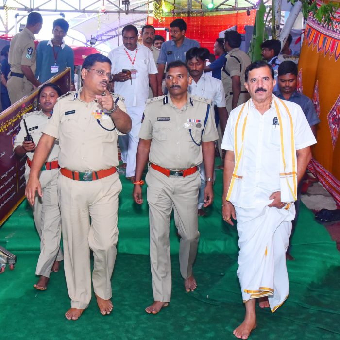 దసరా శరన్నవరాత్రి మహోత్సవాలను స్వయంగా పర్యవేక్షిస్తున్న లా & అర్డర్ ఐ.జి. శ్రీ సి.హెచ్. శ్రీకాంత్ ఐ.పి.ఎస్.గారు, నగర పోలీస్ కమీషనర్ శ్రీ ఎస్.వి. రాజ శేఖర బాబు ఐ.పి.ఎస్, మరియు జిల్లా కలెక్టర్ శ్రీమతి సృజన ఐ.ఏ.ఎస్ గార్లు - ది.07.10.2024