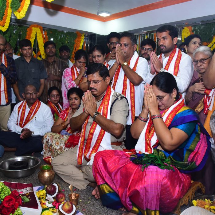 దసరా ఉత్సవాల సందర్భంగా ఆనవాయితీ ప్రకారం అమ్మవారికి పట్టు వస్త్రాలు సమర్పించిన నగర పోలీస్ కమీషనర్ శ్రీ ఎస్.వి. రాజ శేఖర బాబు ఐ.పి.ఎస్. గారి దంపతులు - ది.02.10.2024