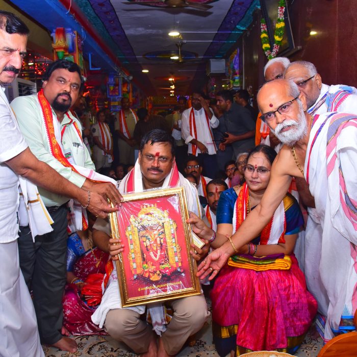 దసరా ఉత్సవాల సందర్భంగా ఆనవాయితీ ప్రకారం అమ్మవారికి పట్టు వస్త్రాలు సమర్పించిన నగర పోలీస్ కమీషనర్ శ్రీ ఎస్.వి. రాజ శేఖర బాబు ఐ.పి.ఎస్. గారి దంపతులు - ది.02.10.2024