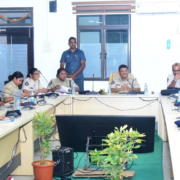 భవాని దీక్షల విరమణ సందర్భంగా పోలీస్ అధికారులతో సమీక్ష సమావేశం నిర్వహించిన నగర పోలీస్ కమీషనర్ శ్రీ. ఎస్. వి. రాజ శేఖర బాబు ఐ.పి.ఎస్.గారు - ది. 17.12.2024