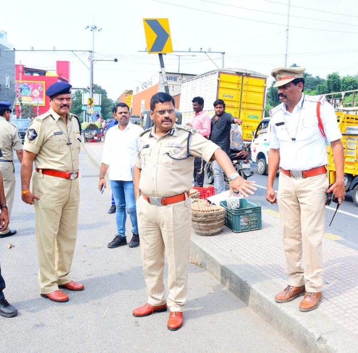 నగరములో పెరుగుతున్న వాహనముల రద్దీ తగ్గింపు, ట్రాఫిక్ అంతరాయములను అధిగమించుటకు స్వయంగా పరిశీలించి ట్రాఫిక్ అధికారులకు తగు సూచనలు చేసిన ఎన్.టి.ఆర్.జిల్లా పోలీసు కమీషనర్ శ్రీ ఎస్. వి. రాజ శేఖర్ బాబు, ఐ.పి.యస్ గారు - ది. 09.12.2024