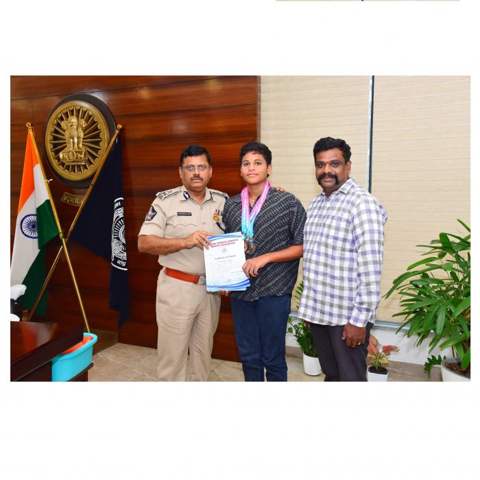 ఎన్.టి.ఆర్.జిల్లా హెడ్ కానిస్టేబుల్ కుమారుడు షణ్ముఖ రాఘవను అభినందించిన నగర పోలీస్ కమీషనర్ శ్రీ ఎస్.వి.రాజ శేఖర బాబు ఐ.పి.ఎస్.గారు – ది. 27-12-2024