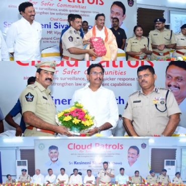 ఎన్.టి‌.ఆర్ పోలీసు కమిషనరేట్ నందు టెక్నాలజీలో డ్రోన్స్ కు పెద్ద పీట - 10 డ్రోన్ లను ఎన్.టి.ఆర్ జిల్లా పోలీసు శాఖకు అందించిన గౌరవ ఎం.పి. శ్రీ కేశినేని శివనాధ్ ( చిన్ని) గారు, మరో కొంతమంది ధాతలు 14 డ్రోన్ లను అందించారు - ది.15.12.2024