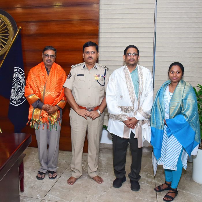 సైబర్ క్రైమ్, డిజిటల్ అరెస్ట్ జరగకుండా నిరోధించిన బ్యాంకు అధికారి మరియు సిబ్బందిని సత్కరించిన నగర పోలీస్ కమిషనర్ శ్రీ ఎస్. వి. రాజ శేఖర బాబు ఐ. పి. ఎస్ గారు. - ది. 07.12.2024