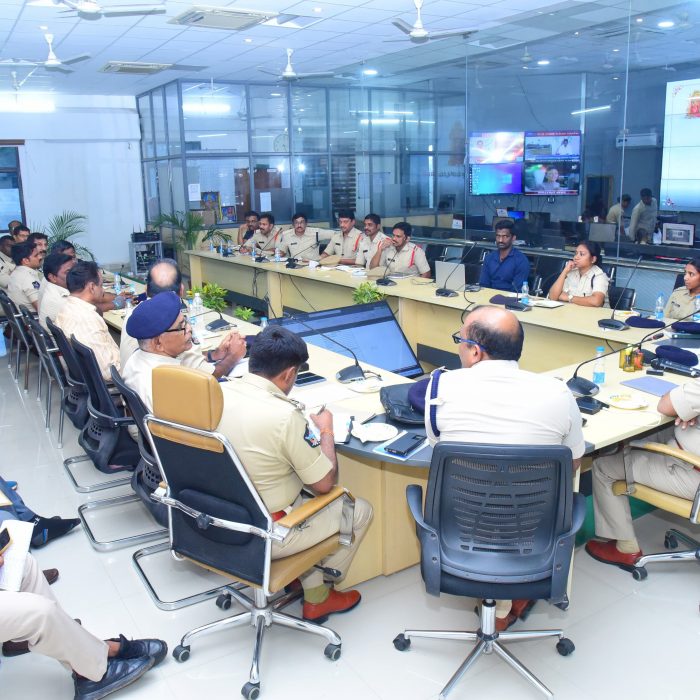 భవాని దీక్షల విరమణ సందర్భంగా పోలీస్ అధికారులతో సమీక్ష సమావేశం నిర్వహించిన నగర పోలీస్ కమీషనర్ శ్రీ. ఎస్. వి. రాజ శేఖర బాబు ఐ.పి.ఎస్.గారు - ది. 17.12.2024