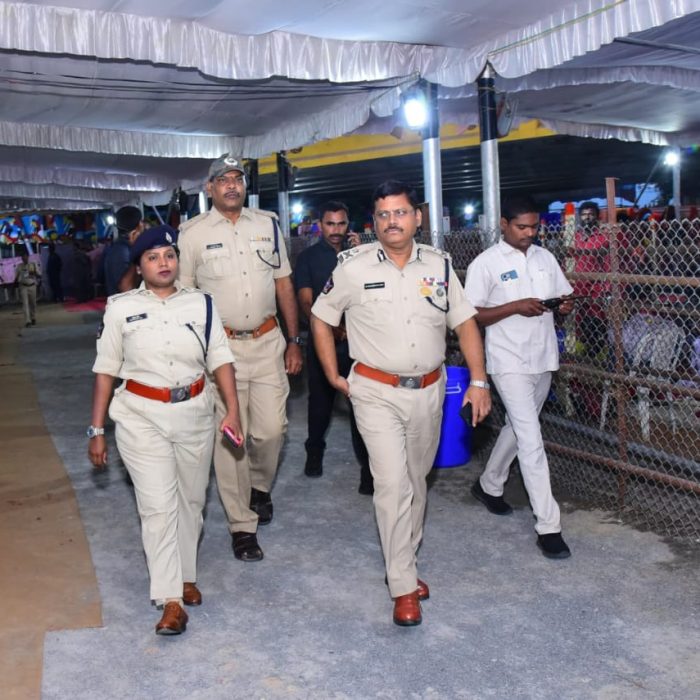 భవాని దీక్షల విరమణ సందర్భంగా బందోబస్త్ ను స్వయంగా పర్యవేక్షిస్తున్న నగర పోలీస్ కమీషనర్ శ్రీ. ఎస్. వి. రాజ శేఖర బాబు ఐ.పి.ఎస్.గారు - ది. 23.12.2024