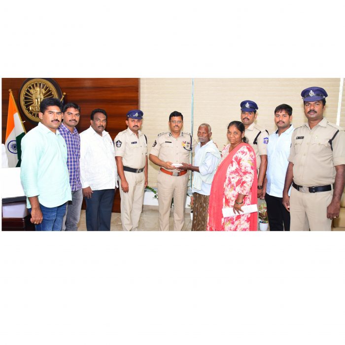 రోడ్డు ప్రమాదంలో మరణించిన తమ తోటి కానిస్టేబుల్  కుటుంబానికి ఆర్ధిక సహాయంగా ఒక లక్షా 36 వేల రూపాయలను పోలీస్ కమీషనర్ శ్రీ ఎస్.వి.రాజ శేఖర బాబు ఐ.పి.ఎస్.గారి చేతుల మీదుగా  అందించిన ఎన్.టి.ఆర్.జిల్లా  2011 బ్యాచ్ కానిస్టేబుల్స్ – ది. 27-12-2024