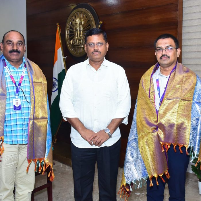 సైబర్ క్రైమ్, డిజిటల్ అరెస్ట్ జరగకుండా నిరోధించిన బ్యాంకు అధికారి మరియు సిబ్బందిని సత్కరించిన నగర పోలీస్ కమిషనర్ శ్రీ ఎస్. వి. రాజ శేఖర బాబు ఐ. పి. ఎస్ గారు - ది. 13.12.2024