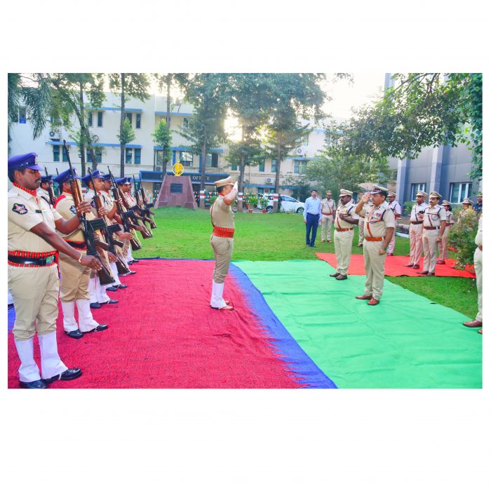 76వ గణతంత్ర దినోత్సవం సందర్భంగా జాతీయ పతాకాన్ని ఆవిష్కరించి శుభాకాంక్షలు తెలియజేసిన నగర పోలీస్ కమీషనర్ శ్రీ ఎస్.వి.రాజ శేఖర బాబు ఐ.పి.ఎస్. గారు - ది. 26.01.2025