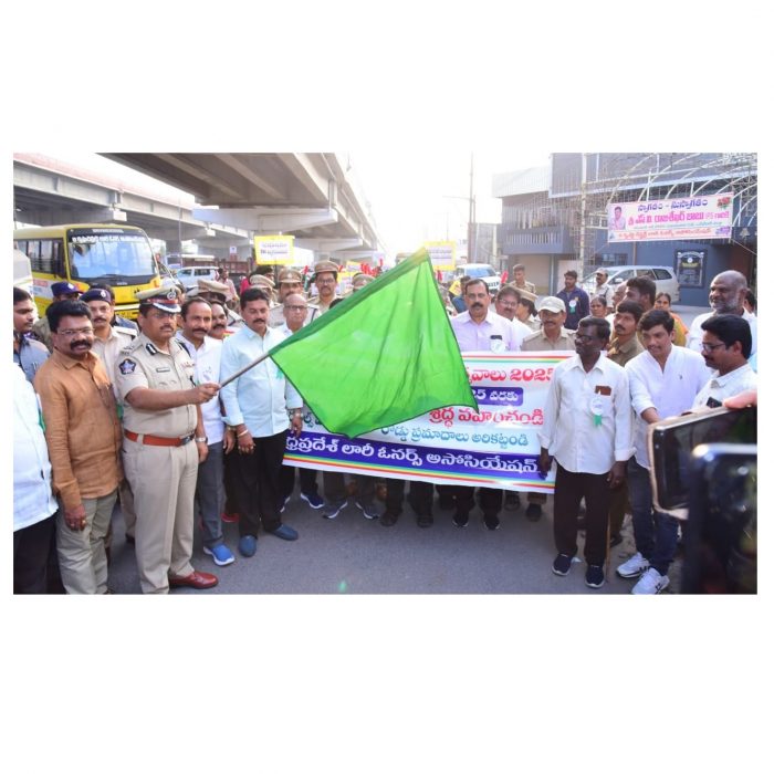 రోడ్డు భద్రతా మాసోత్సవాలు సందర్భంగా ది కృష్ణ డిస్ట్రిక్ట్ లారీ ఓనర్స్ అసోసియేషన్ వారి ఆధ్వర్యంలో నిర్వహించిన ర్యాలీని ప్రారంభించిన పోలీస్ కమిషనర్ శ్రీ ఎస్ వి రాజశేఖర బాబు ఐ.పి.ఎస్. గారు - ది. 28.01.2025