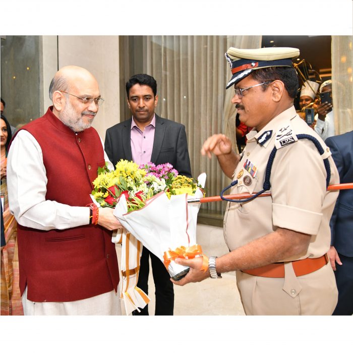 కేంద్ర హోంశాఖ మంత్రివర్యులు శ్రీ అమిత్ షా గారికి స్వాగతం పలికిన ఎన్.టి.ఆర్. జిల్లా నగర పోలీస్ కమీషనర్ శ్రీ ఎస్.వి.రాజ శేఖర బాబు ఐ.పి.ఎస్. గారు జిల్లా కలెక్టర్ శ్రీ లక్ష్మీ శా ఐ.ఎ.ఎస్.గారు - ది. 18.01.2025