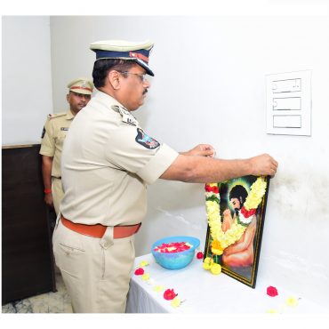 యోగి వేమన జయంతి సందర్బంగా చిత్రపటానికి పూలమాలలు వేసి స్మరించుకున్న నగర పోలీస్ కమీషనర్ శ్రీ ఎస్. వి. రాజ శేఖర బాబు ఐ.పి.ఎస్. గారు - ది.19.01.2025
