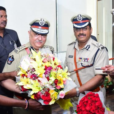 ఆంధ్రప్రదేశ్ రాష్ట్ర నూతన డి.జి.పి. శ్రీ హరీష్ కుమార్ గుప్తా ఐ.పి.ఎస్. గారిని మర్యాదపూర్వకంగా కలిసిన పోలీస్ కమీషనర్ శ్రీ ఎస్.వి. రాజ శేఖర బాబు ఐ.పి.ఎస్.గారు - ది. 31.01.2025