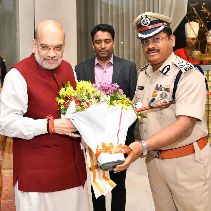 కేంద్ర హోంశాఖ మంత్రివర్యులు శ్రీ అమిత్ షా గారికి స్వాగతం పలికిన ఎన్.టి.ఆర్. జిల్లా నగర పోలీస్ కమీషనర్ శ్రీ ఎస్.వి.రాజ శేఖర బాబు ఐ.పి.ఎస్. గారు జిల్లా కలెక్టర్ శ్రీ లక్ష్మీ శా ఐ.ఎ.ఎస్.గారు - ది. 18.01.2025