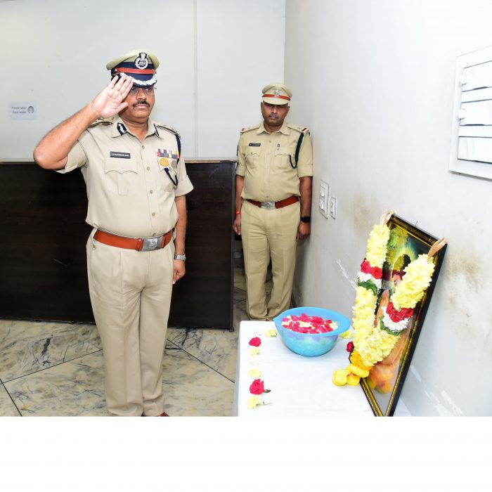 యోగి వేమన జయంతి సందర్బంగా చిత్రపటానికి పూలమాలలు వేసి స్మరించుకున్న నగర పోలీస్ కమీషనర్ శ్రీ ఎస్. వి. రాజ శేఖర బాబు ఐ.పి.ఎస్. గారు - ది.19.01.2025