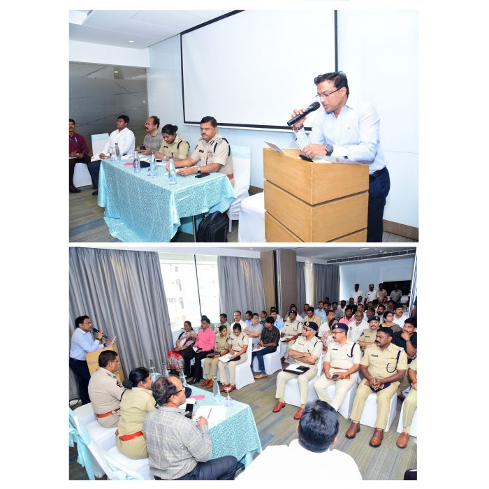 కేంద్ర హోంశాఖ మంత్రివర్యులు శ్రీ అమిత్ షా గారి పర్యటన సందర్భంగా బందోబస్తు ఏర్పాట్లపై సమీక్షా సమావేశం నిర్వహించిన ఎన్.టి.ఆర్. జిల్లా నగర పోలీస్ కమీషనర్ శ్రీ ఎస్.వి.రాజ శేఖర బాబు ఐ.పి.ఎస్ గారు - ది. 17.01.2025