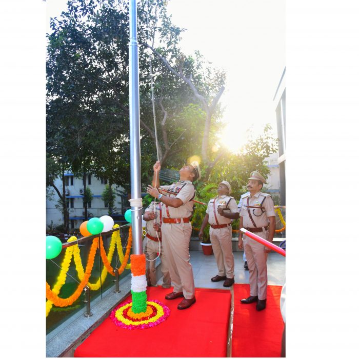 76వ గణతంత్ర దినోత్సవం సందర్భంగా జాతీయ పతాకాన్ని ఆవిష్కరించి శుభాకాంక్షలు తెలియజేసిన నగర పోలీస్ కమీషనర్ శ్రీ ఎస్.వి.రాజ శేఖర బాబు ఐ.పి.ఎస్. గారు - ది. 26.01.2025