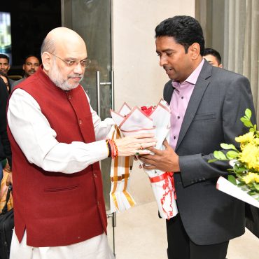 కేంద్ర హోంశాఖ మంత్రివర్యులు శ్రీ అమిత్ షా గారికి స్వాగతం పలికిన ఎన్.టి.ఆర్. జిల్లా నగర పోలీస్ కమీషనర్ శ్రీ ఎస్.వి.రాజ శేఖర బాబు ఐ.పి.ఎస్. గారు జిల్లా కలెక్టర్ శ్రీ లక్ష్మీ శా ఐ.ఎ.ఎస్.గారు - ది. 18.01.2025