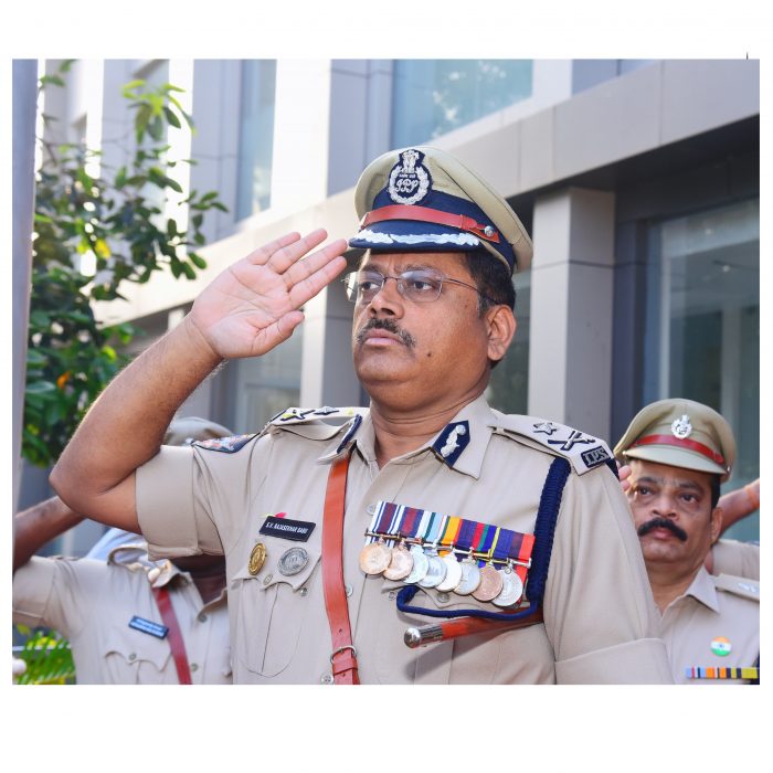 76వ గణతంత్ర దినోత్సవం సందర్భంగా జాతీయ పతాకాన్ని ఆవిష్కరించి శుభాకాంక్షలు తెలియజేసిన నగర పోలీస్ కమీషనర్ శ్రీ ఎస్.వి.రాజ శేఖర బాబు ఐ.పి.ఎస్. గారు - ది. 26.01.2025