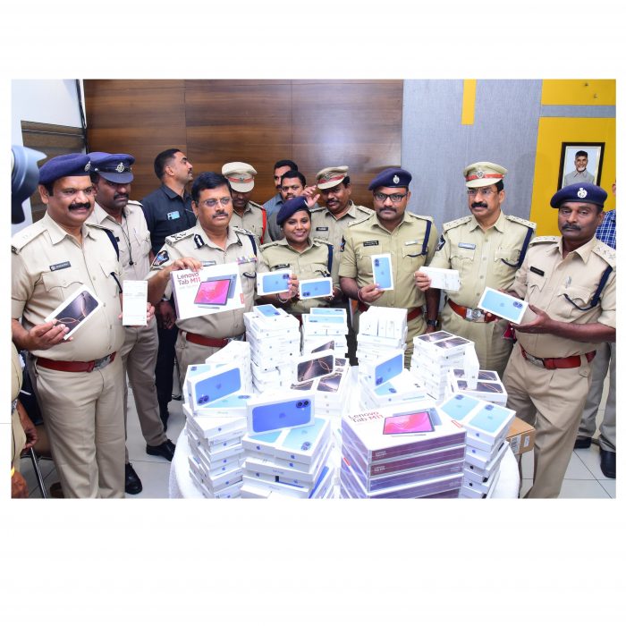 పటమట పోలీస్ స్టేషన్ పరిదిలో జరిగిన దొంగతనం కేసులో నేరస్తులను  అరెస్ట్ చేసి, వారి వద్ద నుండి సుమారు రెండు కోట్ల యాభై లక్షలు విలువ గల Apple iPhones  మరియు వివిధ రకాలకు చెందిన Accessories విలువైన చోరీ సొత్తు స్వాధీనం చేసుకోవడం జరిగింది – ది.14-02-2025