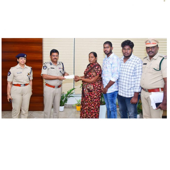 మరణించిన హోంగార్డుల కుటుంబానికి ఆర్థిక సహాయం అందించిన పోలీస్ కమిషనర్ ఎస్.వి.రాజ శేఖర బాబు ఐ.పి.ఎస్. గారు – ది. 06-02-2025