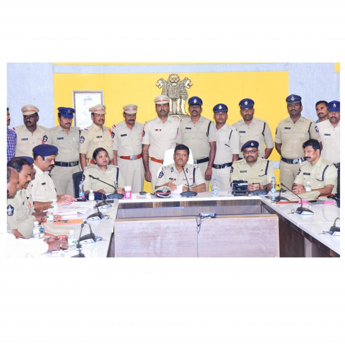 పటమట పోలీస్ స్టేషన్ పరిదిలో జరిగిన దొంగతనం కేసులో నేరస్తులను  అరెస్ట్ చేసి, వారి వద్ద నుండి సుమారు రెండు కోట్ల యాభై లక్షలు విలువ గల Apple iPhones  మరియు వివిధ రకాలకు చెందిన Accessories విలువైన చోరీ సొత్తు స్వాధీనం చేసుకోవడం జరిగింది – ది.14-02-2025