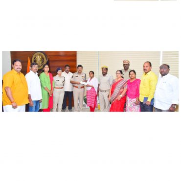నగర పోలీసు కమిషనర్ గారి చేతుల మీదుగా హోంగార్డు కుటుంబానికి ఆర్థిక సహాయం అందించిన ఎన్.టి.ఆర్. జిల్లా పోలీసులు - ది. 05.03.2025