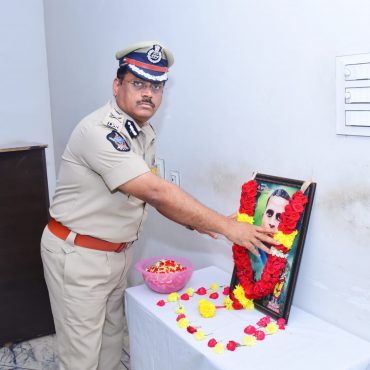 అమరజీవి శ్రీ పొట్టి శ్రీరాములు గారి జయంతిని పురస్కరించుకొని చిత్రపటానికి పూలమాలతో నివాళులర్పించిన నగర పోలీస్ కమీషనర్ శ్రీ ఎస్. వి. రాజ శేఖరబాబు, ఐపీఎస్., గారు - ది. 16.03.2025