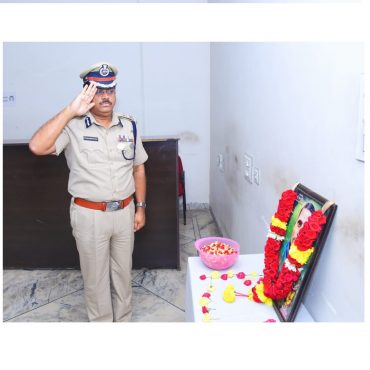 అమరజీవి శ్రీ పొట్టి శ్రీరాములు గారి జయంతిని పురస్కరించుకొని చిత్రపటానికి పూలమాలతో నివాళులర్పించిన నగర పోలీస్ కమీషనర్ శ్రీ ఎస్. వి. రాజ శేఖరబాబు, ఐపీఎస్., గారు - ది. 16.03.2025