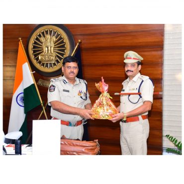 ఆంధ్రప్రదేశ్ రాష్ట్ర ప్రభుత్వం ప్రకటించిన మహోన్నత సేవా పథకంకు ఎంపికైన శ్రీ ఎమ్. కృష్ణమూర్తి నాయుడు ట్రాఫిక్ డి.సి.పి గారిని అభినందించిన ఎన్టీఆర్ జిల్లా పోలీస్ కమిషనర్ శ్రీ ఎస్.వి.రాజ శేఖర బాబు ఐ.పి.ఎస్. గారు - ది. 21.03.2025
