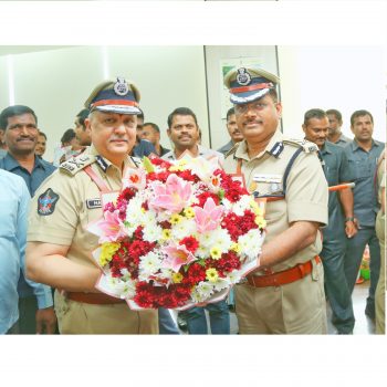 రాష్ట్ర డి.జి.పి.గా పూర్తి బాధ్యతలను స్వీకరించిన శ్రీ హరీష్ కుమార్ గుప్తా ఐ.పి.ఎస్.గారిని మర్యాదపూర్వకంగా కలిసిన పోలీస్ కమిషనర్ శ్రీ ఎస్.వి.రాజ శేఖర బాబు ఐ.పి.ఎస్.గారు. - ది. 31.05.2025