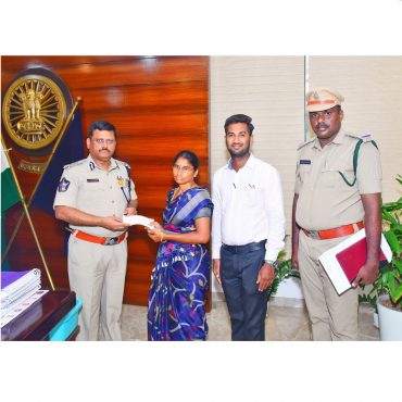మరణించిన హోంగార్డుల కుటుంబానికి ఆర్థిక సహాయం అందించిన పోలీస్ కమిషనర్ ఎస్.వి. రాజ శేఖర బాబు ఐ.పి.ఎస్. గారు - ది. 19.05.2025