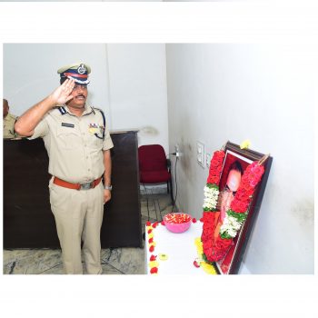 ఆంధ్రప్రదేశ్ మాజీ ముఖ్యమంత్రి, పద్మశ్రీ, కళాప్రపూర్ణ డా. నందమూరి తారక రామారావు గారి జయంతి సందర్బంగా వారి చిత్రపటానికి పూలమాలలు వేసి స్మరించుకున్న నగర పోలీస్ కమీషనర్ శ్రీ ఎస్. వి. రాజ శేఖర బాబు ఐ. పి.ఎస్.గారు – ది. 28.05.2025