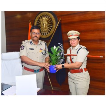 టాస్క్ ఫోర్స్ ఎ.సి.పి గా బాధ్యతలు  స్వీకరించిన అనంతరం పోలీస్ కమిషనర్ ఎస్.వి.రాజ శేఖర బాబు ఐ.పి.ఎస్.గారిని మర్యాదపూర్వకంగా కలిసిన ఏ.సి.పి. శ్రీమతి కె.లతా కుమారి గారు - ది. 25.07.2025