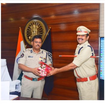 మహిళా పోలీస్ స్టేషన్ ఎ.సి.పి గా బాధ్యతలు  స్వీకరించిన అనంతరం పోలీస్ కమిషనర్ ఎస్.వి.రాజ శేఖర బాబు ఐ.పి.ఎస్.గారిని మర్యాదపూర్వకంగా కలిసిన ఏ.సి.పి. శ్రీ టి.దైవ ప్రసాద్ గారు - ది. 25.07.2025