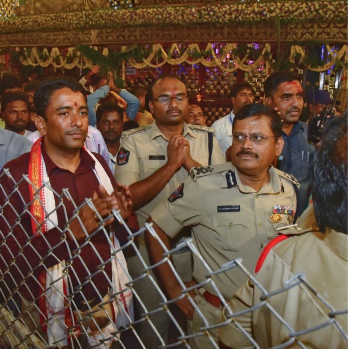 ఉచిత క్యూలైన్ల మార్గం గుండా నడుచుకుంటూ అమ్మవారి ధర్శనం చేసుకున్నా నగర పోలీస్ కమీషనర్ శ్రీ ఎస్.వి.రాజ శేఖర బాబు ఐ.పి.ఎస్.గారు. మరియు కలెక్టర్ శ్రీ లక్ష్మి శా ఐ.ఏ.ఎస్.గార్లు. 26.09.2025