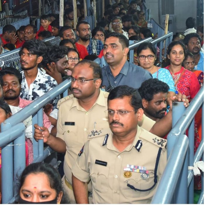 ఉచిత క్యూలైన్ల మార్గం గుండా నడుచుకుంటూ అమ్మవారి ధర్శనం చేసుకున్నా నగర పోలీస్ కమీషనర్ శ్రీ ఎస్.వి.రాజ శేఖర బాబు ఐ.పి.ఎస్.గారు. -  26.09.2025